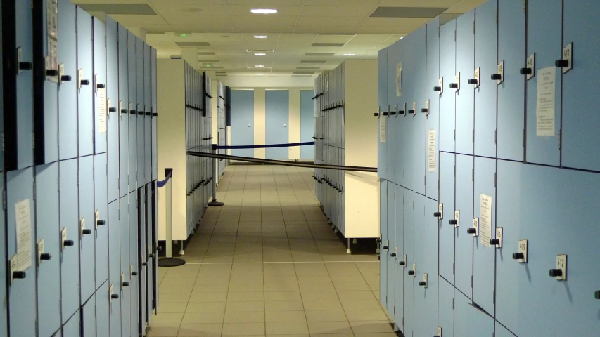 there are many lockers in a long corridor