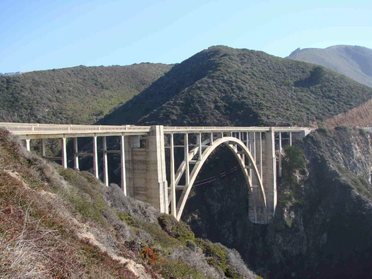 the long bridge is going over the mountain pass