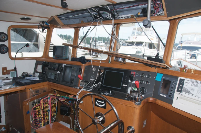 the steering wheel of an open sailboat