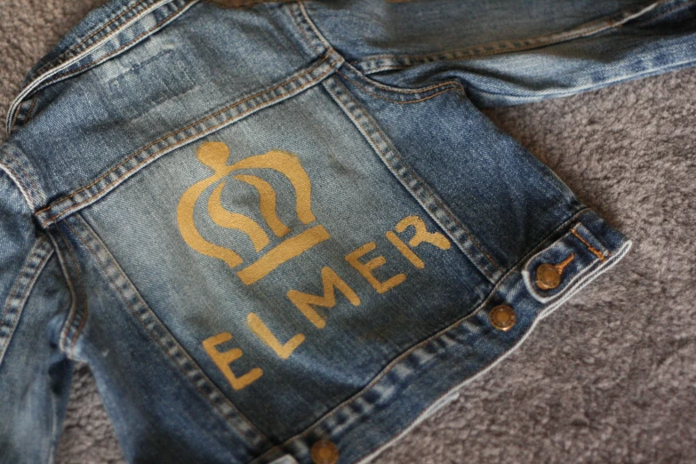the logo on a pair of levi clothing