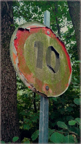 a stop sign with the word d o in the middle