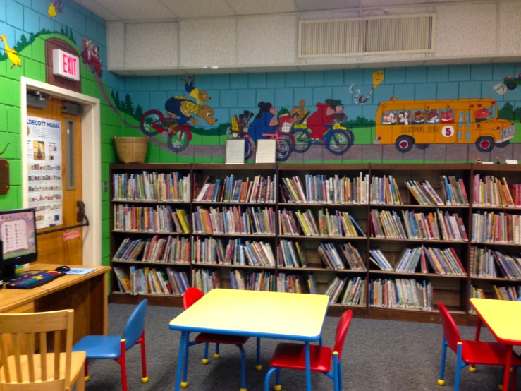 a children's room has been decorated with various books