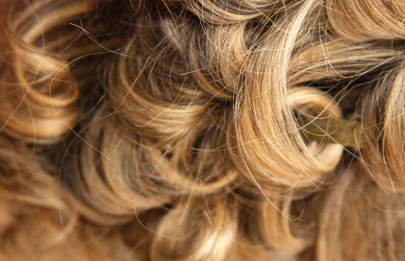 the hair is piled together with many streaks of hair