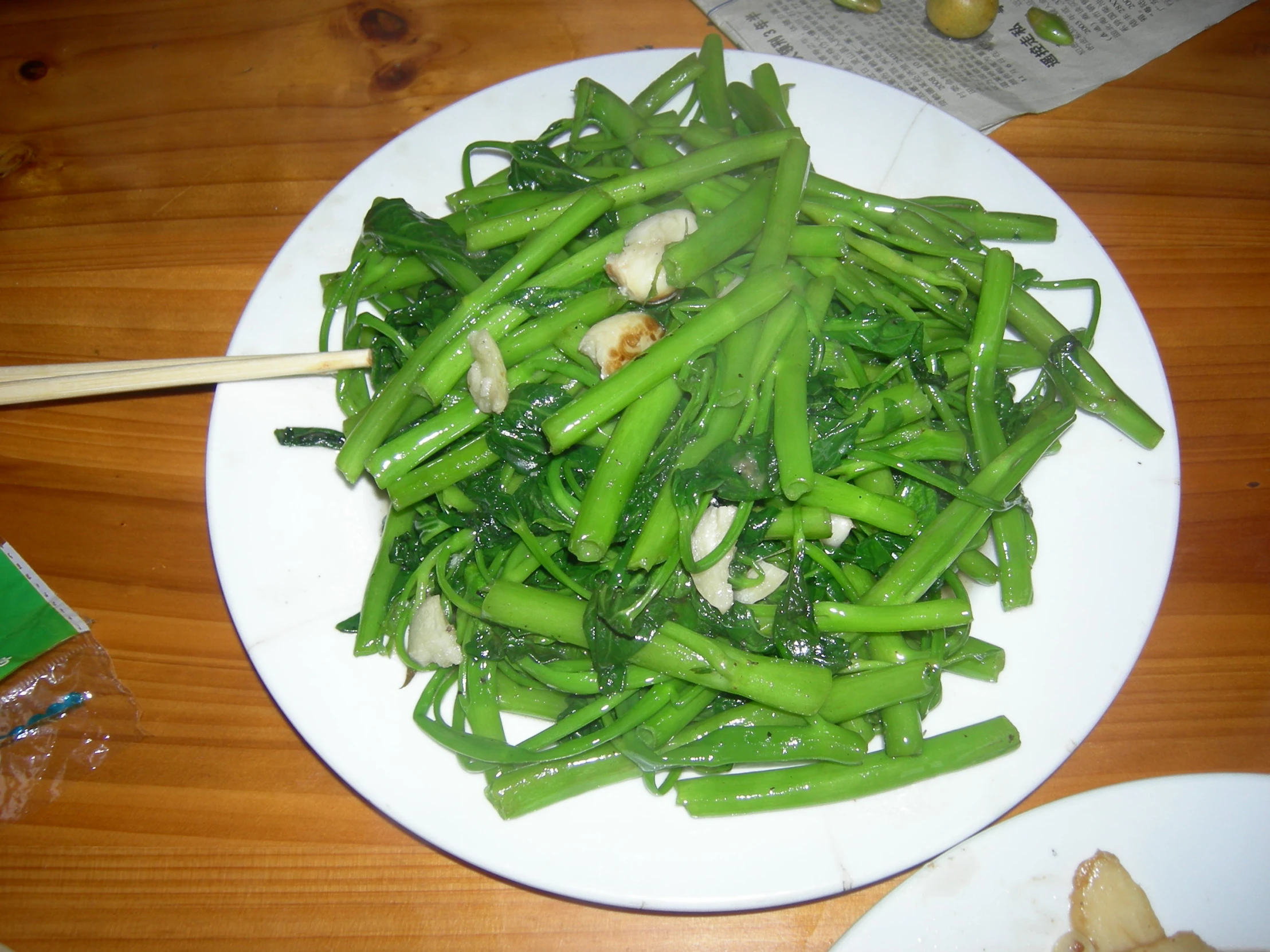 some green beans are on a plate with a spoon