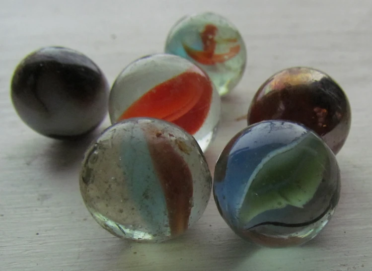 there are seven marbles that are on the table