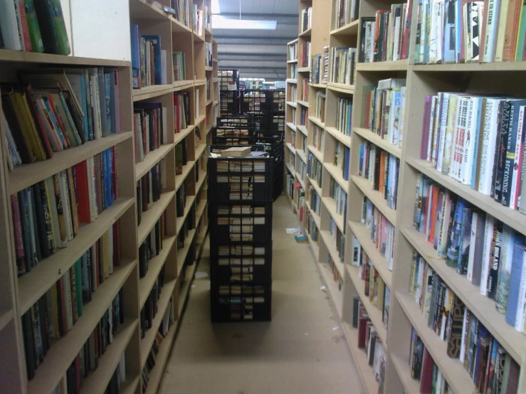 a number of books are on shelves inside a liry
