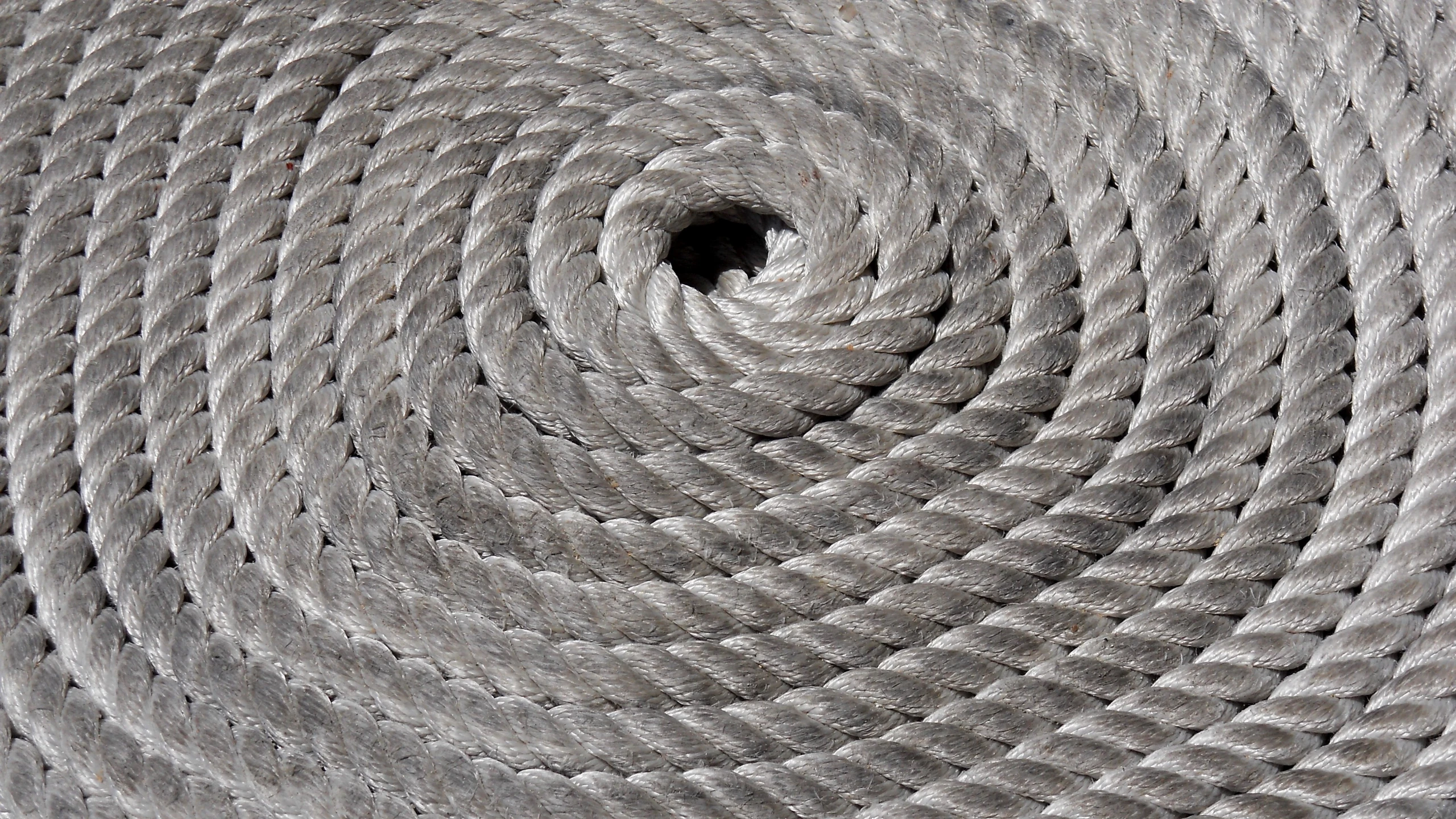 a circular rope is in the middle of a pattern