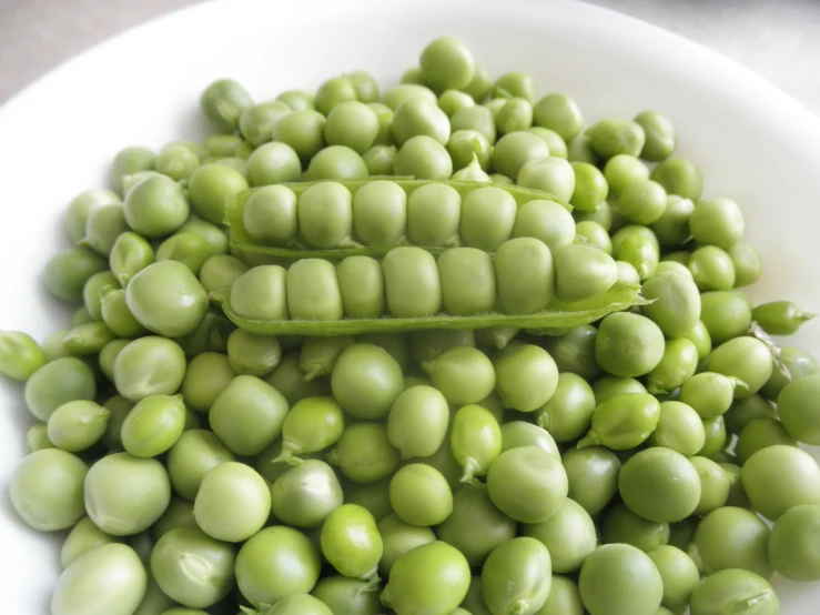 a close - up s of green peas