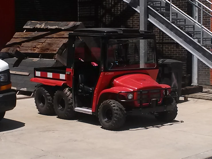 a utility vehicle sitting in front of a building