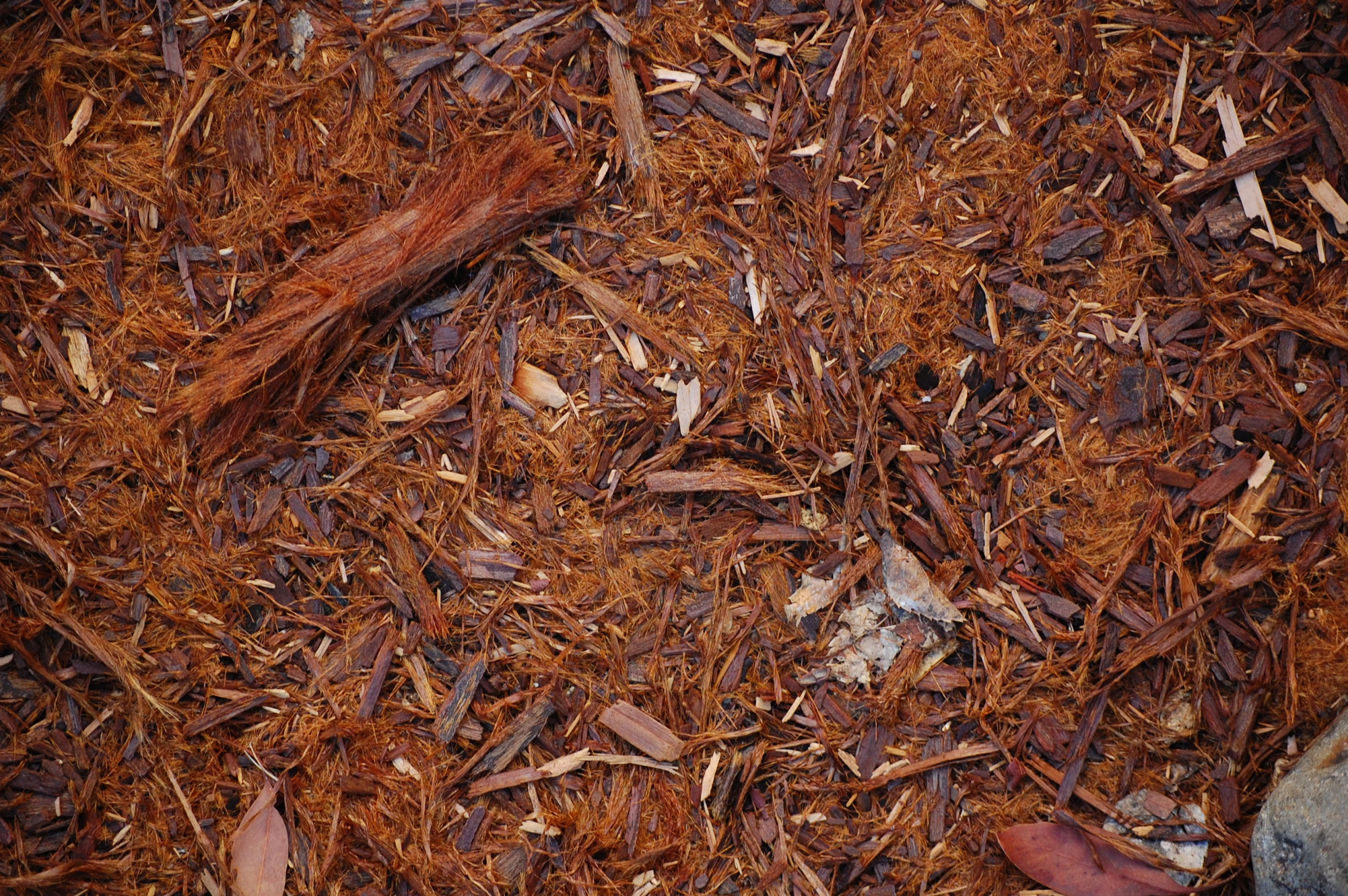 some brown wood chips laying on the ground