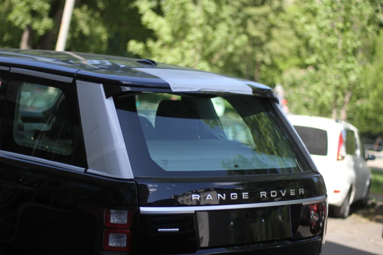 this is an image of the rear window of a range rover