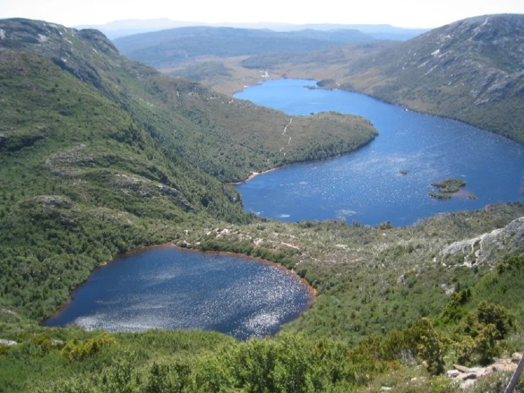 the large lakes of mountains are surrounded by trees