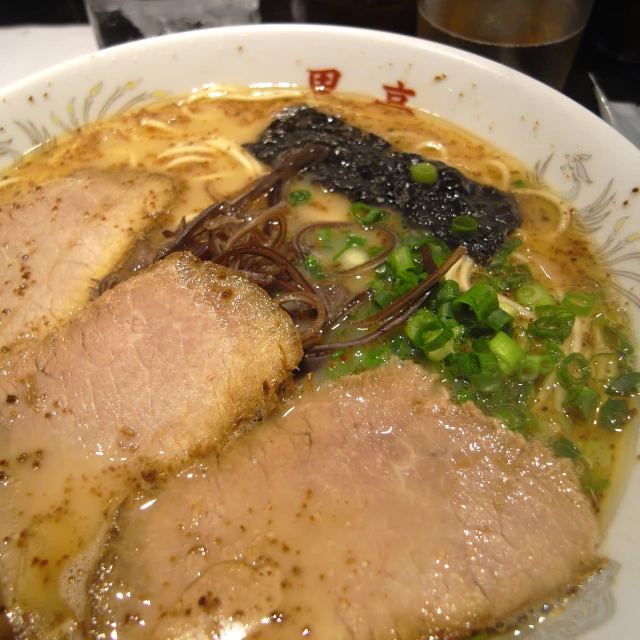 a bowl of noodles, greens and chicken meat