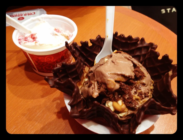 ice cream, dessert, and ice cream on a wooden table