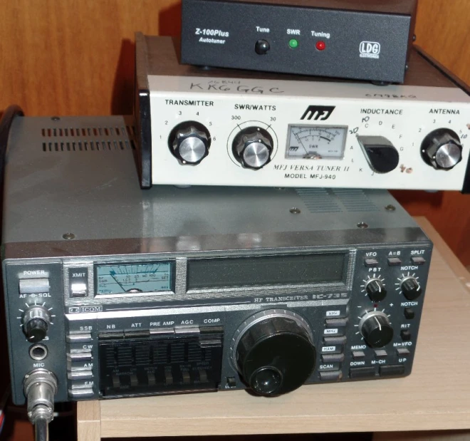 there are two radio receiver's next to other radios