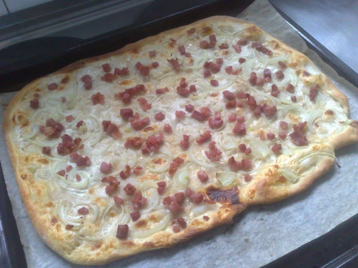 there is a freshly baked pizza with bacon