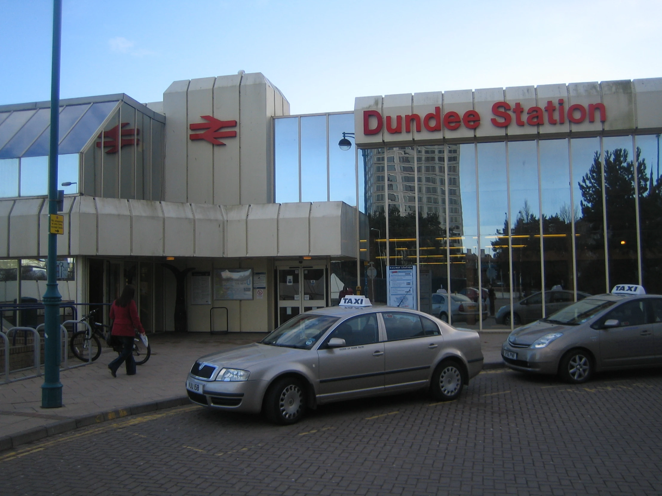 three cars parked outside a dundeck station