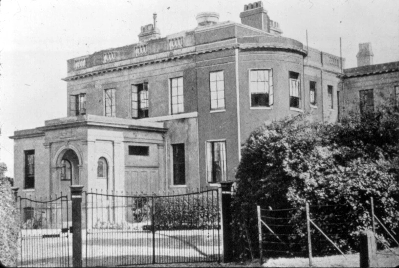 an old po of an old house in the 1950s