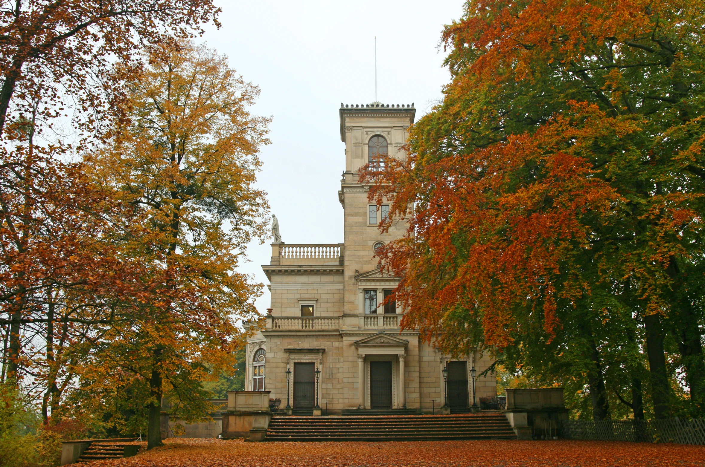 there are many stairs leading to a building