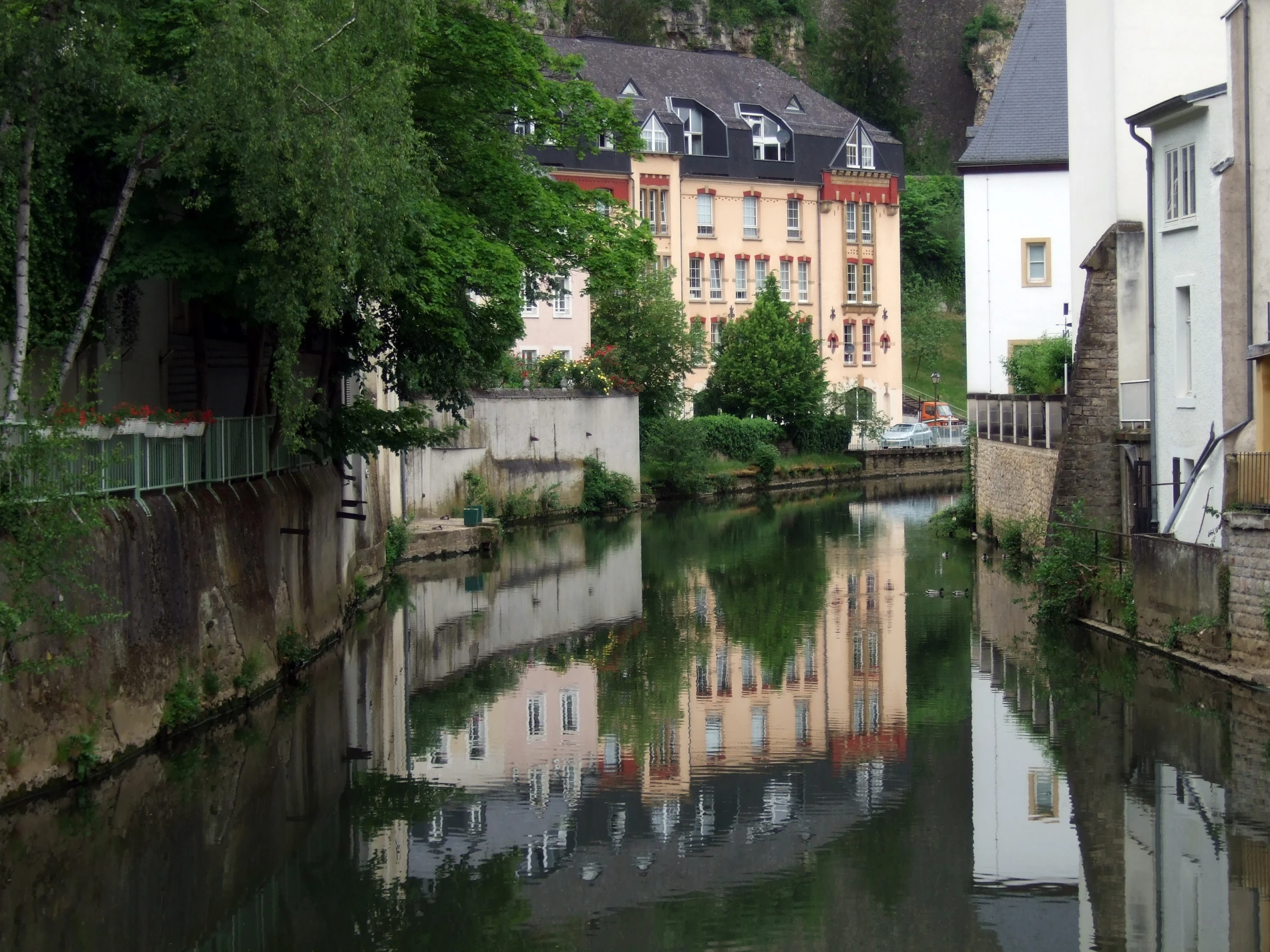 river runs through a small village, in the middle of a town