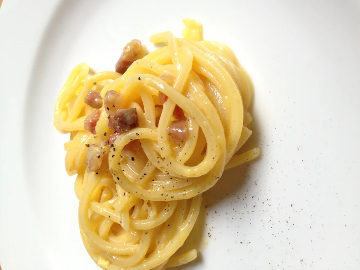 a plate that has some pasta on it