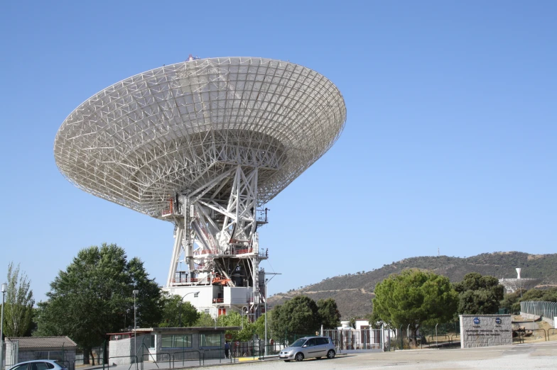 a very large antenna on a city street