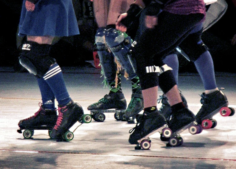 there are many roller skates that are going down the street