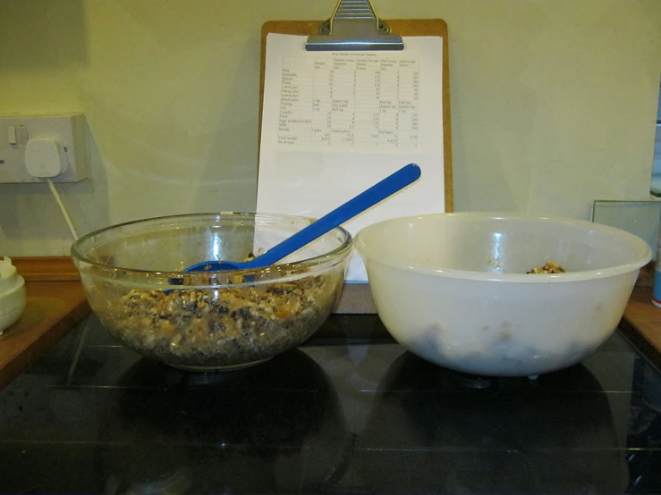 there are two bowls of food on a counter