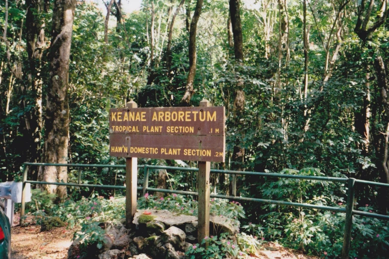 the sign at the end of a trail gives directions