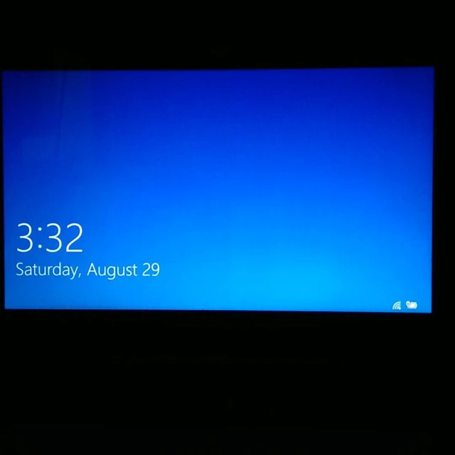 a blue screen with the time 3 32 on it