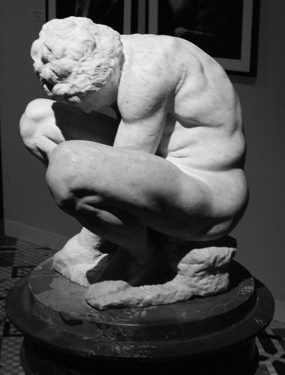 a statue is in front of a mirror in black and white