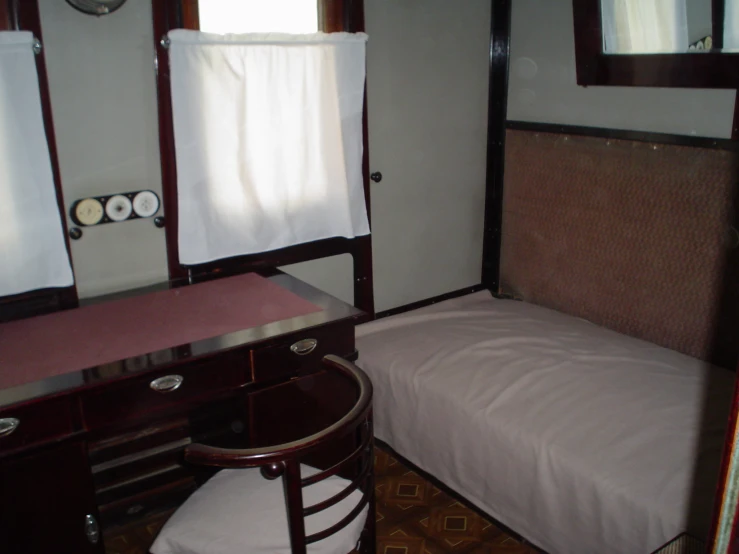 this is a po of a bedroom with a bed and dresser