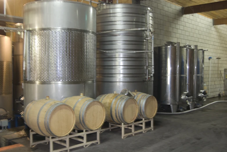 there are many wooden wine barrels that are lined up