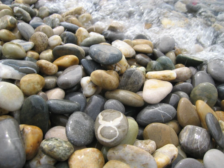 a rock wall covered in lots of small rocks