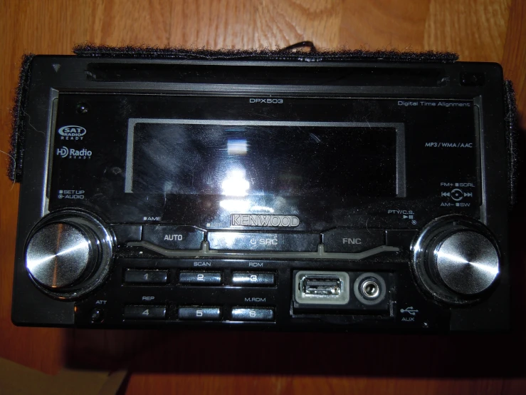 the radio receiver is sitting on a wooden table