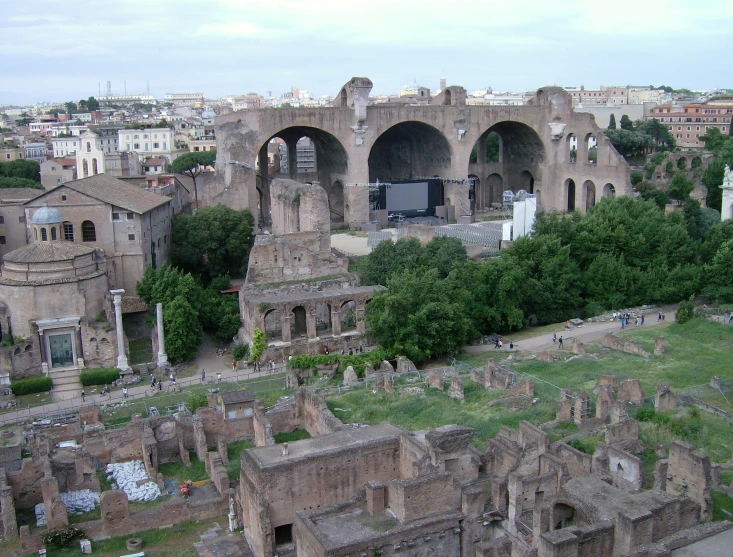 a bunch of old ruins near an old city