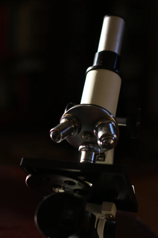 a closeup view of the microscope