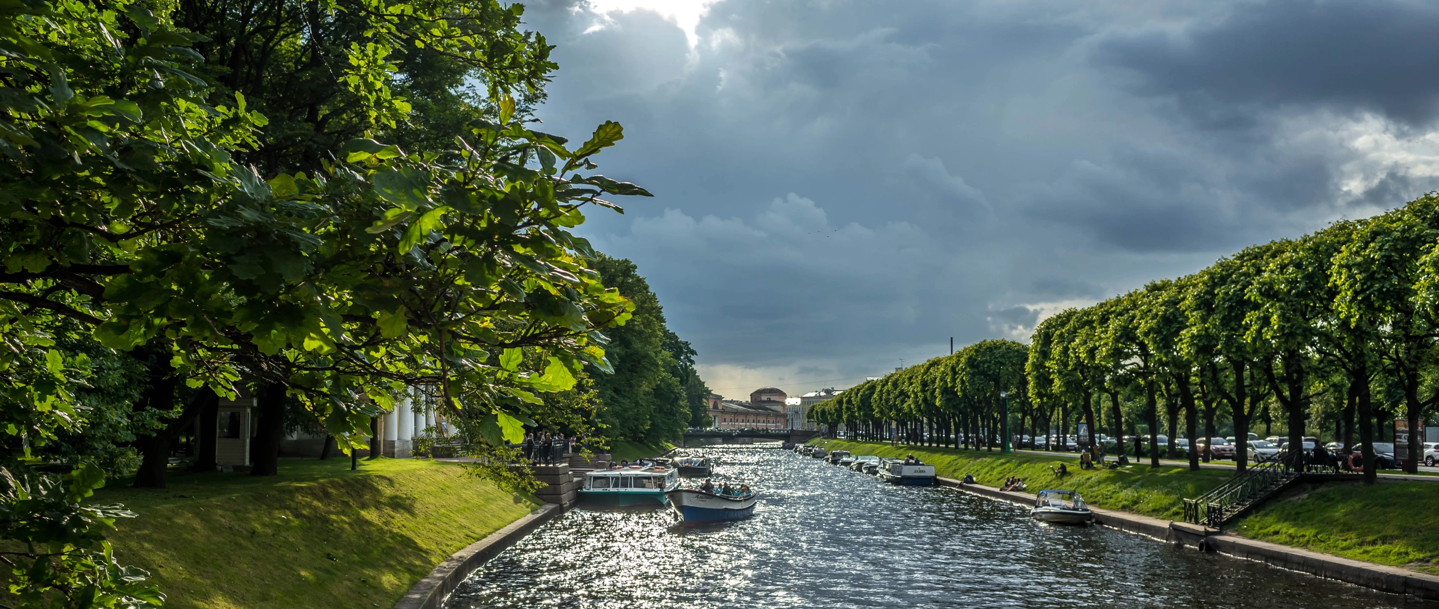 several small boats are docked on a river