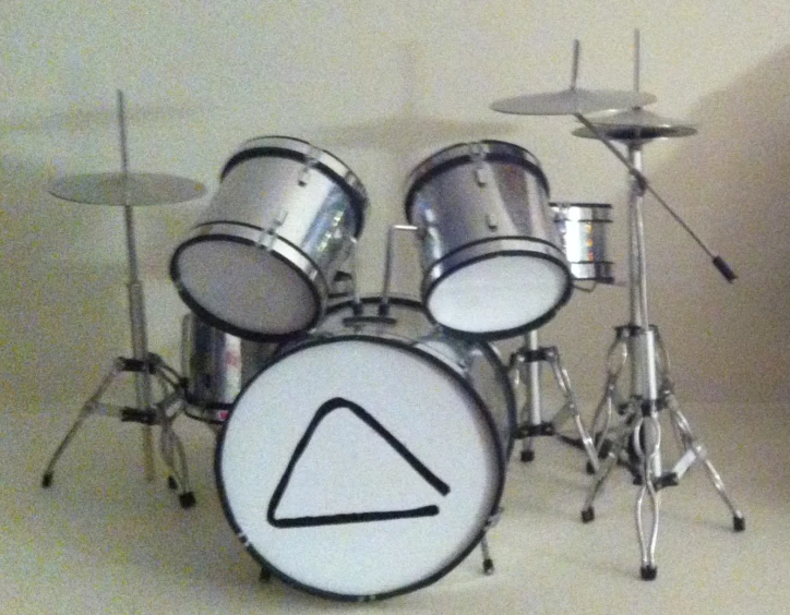 the drum set has all the necessary parts