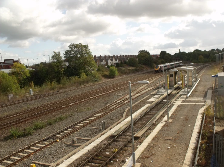 there are two train tracks that are on the same side