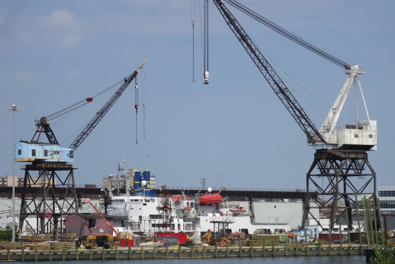 the large crane is lifting one of the larger cranes