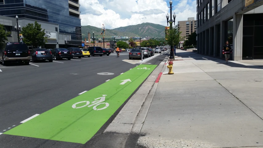 a sidewalk with an arrow painted on the curb