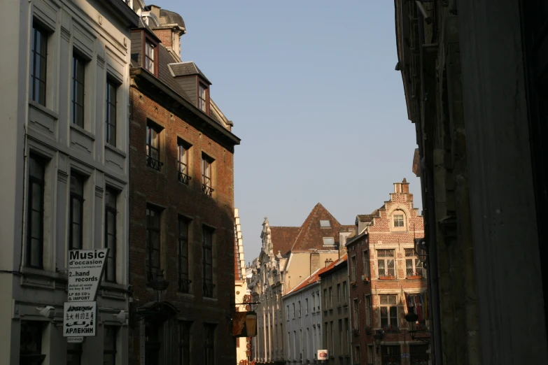 there are many buildings in this old town
