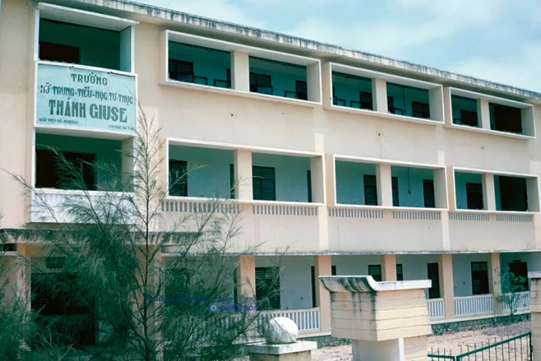 a tall building with multiple balconies on the first floor