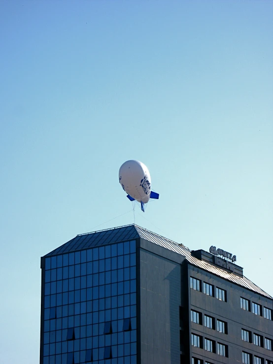 an airplane is flying low above a building