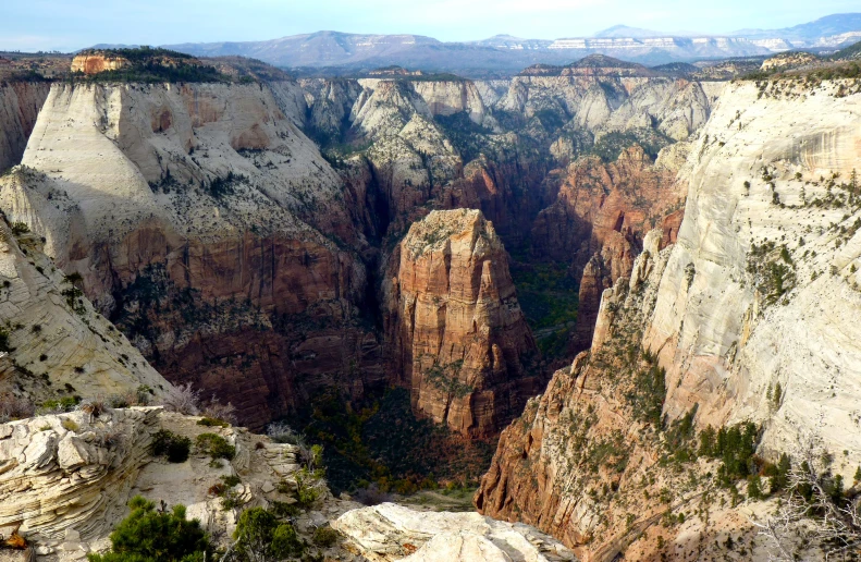 the canyons and cliffs in this canyon are shown