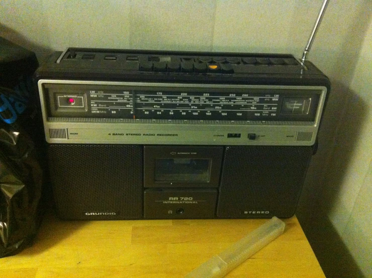 an older radio, amp and speakers in an empty room