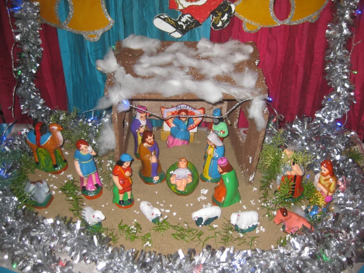 an outdoor christmas scene is decorated with tinsel
