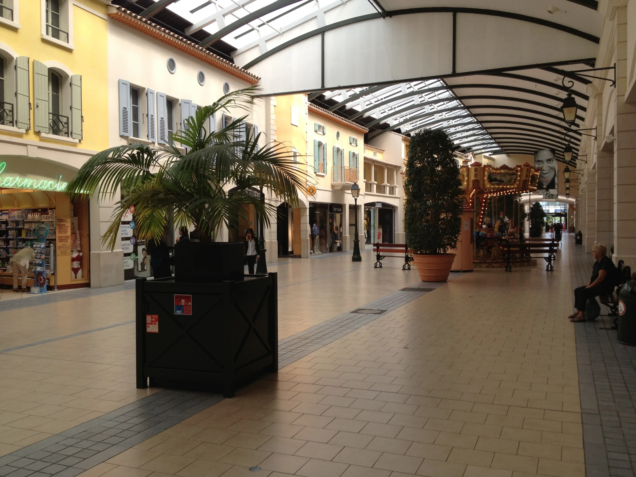 this is the inside of a shopping center, with the sun coming through