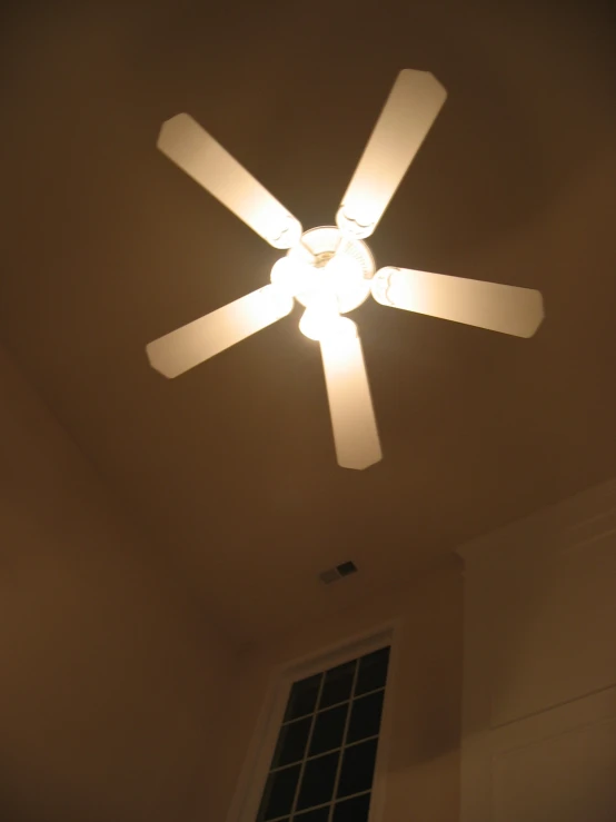 the ceiling fan has many blades on it